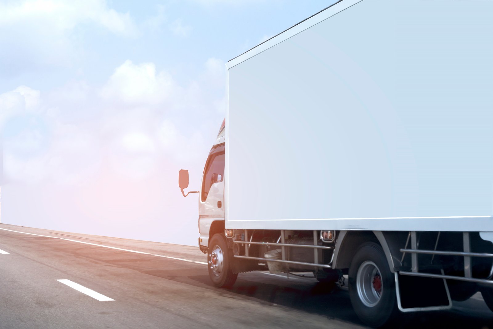 Conducción de camiones semirremolques en una autopista, lo que representa el deber de diligencia de una empresa de transporte según la ley de California.