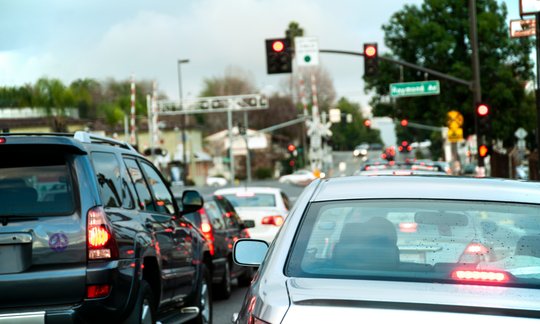 Commuting traffic passing through an intersection controlled by a traffic signal
